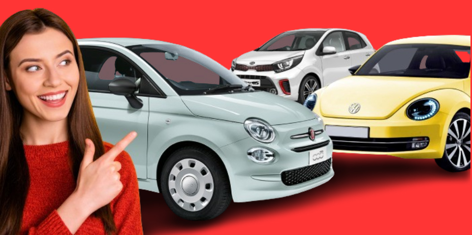 Uśmiechnięta kobieta w czerwonym swetrze wskazuje na trzy kompaktowe samochody (Fiat, Kia, Volkswagen) na jaskrawoczerwonym tle