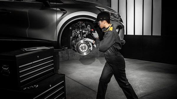 Mechanik wykonuje przegląd przedniego zawieszenia i układu hamulcowego Renault